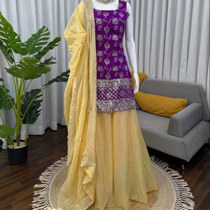 Ensemble Kurti et Plazzo avec dupatta, en tissu Jequrd, orné de sequins, dernière collection - Product Image 1