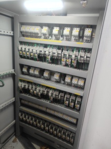 แผงควบคุมระบบอัตโนมัติ PLC แบบกำหนดเอง พร้อม HMI และ VFD สำหรับเครื่องจักรอุตสาหกรรม |   ซายน์ อิเล็กทริคอลส์ จาร์กแฮนด์ คัสตอม คอมมิวนิเคชั่น - Product Image 4