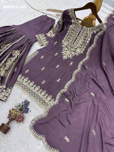 Ensemble prêt-à-porter Sharara-Suit et Dupatta en soie Chinon allemande de créateur, avec broderie, cordon et travail de sequins, fournisseur indien - Product Image 3