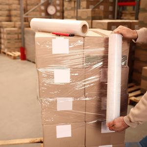 Rollo de Film Estirable Transparente de Grado Alimenticio, Impermeable, de Polietileno, 18 Pulgadas x 550 Metros, para Envolver Alimentos y Palés - Product Image 2