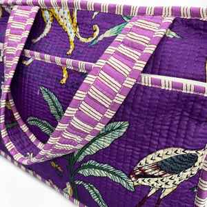 Sac à bandoulière matelassé pour ordinateur portable imprimé jungle violette pour femme, avec fermeture éclair, passepoil contrastant, sac à main de luxe en coton tissé à la main - Product Image 4