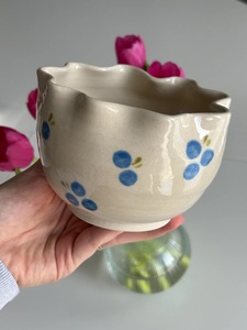 Tazón Artesanal de Cerámica con Borde Ondulado y Motivo de Bayas Pintado a Mano, Acabado Brillante para una Decoración Elegante de Cocina y Comedor - Product Image 2