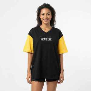 T-shirt décontracté en jersey de coton noir et jaune à manches courtes et col en V pour femme, coupe ample, avec logo imprimé - Product Image 3