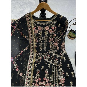 Ensemble de costumes ethniques Palazzo pour femmes, avec broderies et travail de miroir, dentelle Moti, disponible au prix export. - Product Image 1
