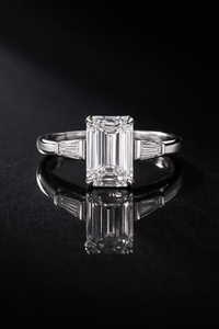 แหวนหมั้นเพชรทรงเอเมอรัลด์คัทที่เพาะเลี้ยงในห้องปฏิบัติการ |   แหวนทอง 14K ชุบทองคำขาว ประดับเพชรทรงบาแกตต์ 4.50 กะรัต รุ่น Trilogy Tapered สำหรับงานแต่งงานที่ได้รับการรับรอง - Product Image 5