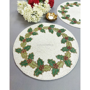Set de table perlé Holly Berry fait main, rond, en perles de verre, pour Noël et les fêtes, décor de table, motif couronne blanc, vert, rouge - Product Image 4
