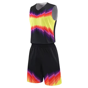 Conjunto de camiseta y pantalones cortos de baloncesto personalizados para hombre, cuello en V, sin mangas, estampado geométrico, ropa deportiva que absorbe la humedad, para todas las estaciones - Product Image 1