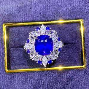 Bague de luxe en saphir bleu royal naturel du Sri Lanka de 3,78 carats, or 18 carats avec 34 diamants et 8 saphirs d'appoint, bijoux fins - Product Image 5