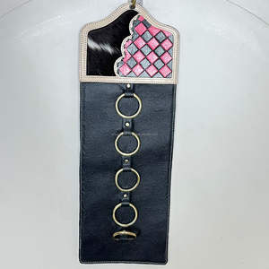 Porte-écharpe en cuir de vachette fait main par un designer avec motif à carreaux roses, organisateur mural pour écharpes et accessoires - Product Image 4