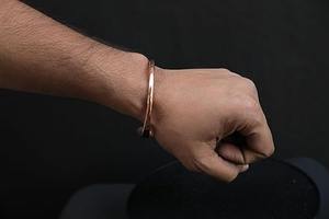 Pulseras de cobre hechas a mano, brazaletes de cobre de moda para mujer, pulseras de la India para la venta al por mayor, artesanías de moda. - Product Image 5