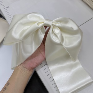 Pince à cheveux élégante en satin avec grand nœud 28*28cm et longues queues, accessoire de fête de haute qualité du Vietnam - Product Image 1