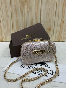 Pochette de soirée Sabyasachi de qualité supérieure en velours baroque avec sac à main de mariage écologique en acrylique tendance doré - Product Image 3