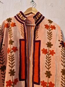 Veste longue en velours SUZANI, broderie florale traditionnelle de haute qualité |   Manteau d'hiver bohème brodé de fleurs, prix de gros - Product Image 6