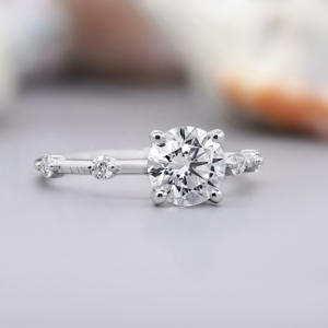 Impresionante anillo de compromiso de moissanita de corte redondo, oro blanco 18 quilates con sólido de configuración de pavé para regalos de boda de estilo moderno - Product Image 2