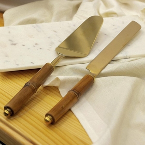 Ensemble élégant de couteau et de pelle à gâteau en or avec poignées blanches mates, vaisselle élégante pour les occasions spéciales - Product Image 4