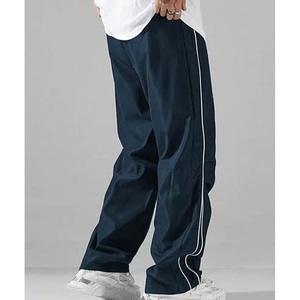 Pantalon de jogging pour homme, motif sportif, fermeture à cordon en dentelle, design élégant, en sergé de polyester, idéal pour les voyages. - Product Image 4