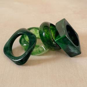 Bracelet manchette géométrique irrégulier en résine acrylique épaisse, fait main, vert émeraude marbré, bijoux en gros - Product Image 6