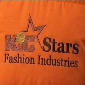 เสื้อแจ็คเก็ตพัฟเฟอร์บุหนาสำหรับผู้ชายขายส่ง แบบสั่งทำพิเศษ ด้านหน้าแบบตั้งได้ ระบายอากาศได้ดี เสริมด้วยวัสดุบุแบบฟองน้ำ เคลือบผิวคุณภาพสูง กันน้ำ ตกแต่งด้วยผ้าแบบแพทช์เวิร์ค - Product Image 4