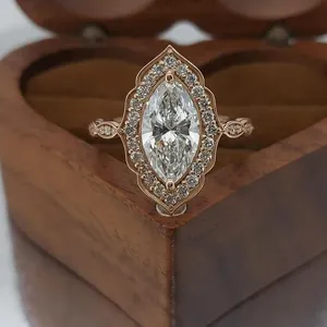 Anillo de compromiso elegante con diamante de corte marquesa cultivado en laboratorio, halo de oro rosa macizo y piedras laterales con diseño de hoja vintage para mujeres sofisticadas. - Product Image 1