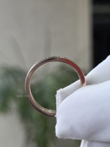 Bague en or blanc avec diamant de laboratoire taille ronde 0,64 carat, sertie en canal, minimaliste, empilable, bijoux fins pour femme - Product Image 3
