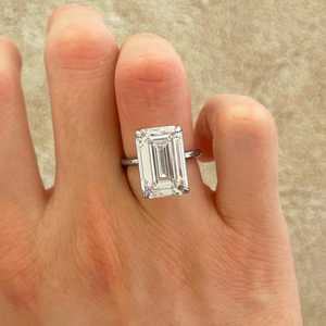 Bague de luxe en diamant taille émeraude 5,01 carats, cultivé en laboratoire, avec or blanc 14 carats, bijou raffiné pour les amoureux, cadeau surprise pour les fêtes - Product Image 1