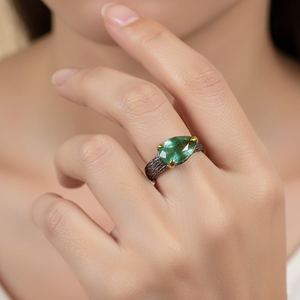 Anillo de Plata de Ley con Rodio y Esmeralda Verde en Forma de Rama para Boda, Elegancia Inspirada en la Naturaleza, Brillo Verde Intenso, Hecho a Mano, Atemporal - Product Image 2