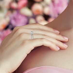 Anillo de compromiso de lujo con diamante redondo brillante de laboratorio y halo oculto de tallo dividido para mujeres y niñas - Product Image 6