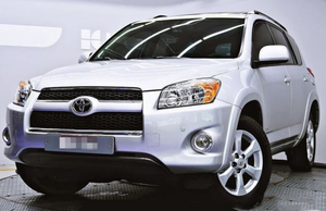 รถยนต์มือสองปี 2023 รุ่น RAV4 XLE ขับเคลื่อนล้อหน้า พวงมาลัยขวา SUV เบาะหนัง ภายในสีเข้ม ยาง R17 เกียร์อัตโนมัติ หลังคาอลูมิเนียมอัลลอยคุณภาพสูง - Product Image 1