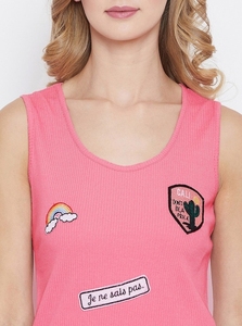 Camiseta sin mangas de punto rosa para mujer con apliques de mariposas arcoíris, top informal con cuello redondo - Product Image 3