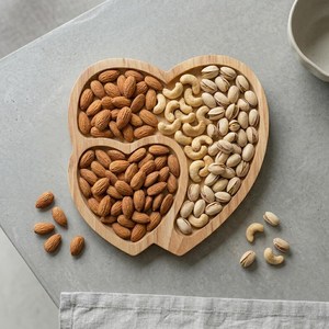 Bandeja de madera para servir con acabado marrón y asas elegantes, ideal para servir bocadillos, bebidas y té. - Product Image 1