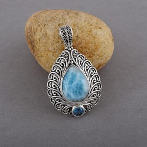 Nouveau Pendentif Fin en Argent Sterling 925 Massif, Sertie de Larimar Naturel Taillé Poire et de Topaze Bleue Ronde, Bijou Oxydé Pierre de Naissance - Product Image 1
