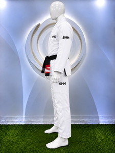 Uniforme de Karate Personalizado, Blanco, de Algodón, para Adultos, Corte Regular, Duradero, con Cinturón Negro y Logotipo en la Manga Izquierda - Product Image 2