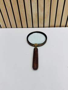 Loupe grossissante de 4 pouces en laiton finition antique avec poignée ronde en bois - Product Image 3