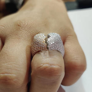 Anillo de compromiso de moissanita incolora personalizado estilo hip hop, banda apilable con diseño de corazón roto, chapado en rodio sobre plata de ley - Product Image 2