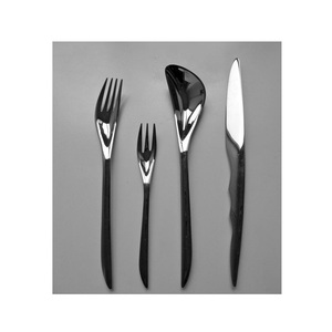 Couverts en acier inoxydable Heritage fiables, conçus pour accompagner les repas en famille grâce à leur robustesse et à leur fonctionnalité pratique. - Product Image 1