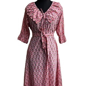 Robe rose écoresponsable en coton imprimé indien style bohème, à manches courtes, longueur genou, coupe ample, taille naturelle - Product Image 1