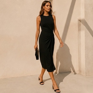 Robe midi élégante noire sans manches avec taille froncée et fente latérale, coupe fourreau, idéale pour les soirées estivales - Product Image 2