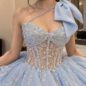 ชุดราตรีงานพรอมสีฟ้าอ่อนสไตล์โมเดิร์น ประดับคริสตัลและลูกปัด แต่งคอร์เซ็ทแบบไหล่เดียว ผูกโบว์ กระโปรงทรงเจ้าหญิงผ้าทูลล์ ปักลายดอกไม้ - Product Image 4