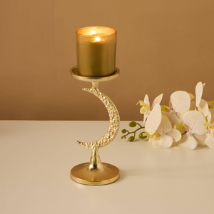 Ce porte-bougie doré en forme de pilier présente un support texturé en forme de croissant de lune, créant un accent saisissant pour la décoration intérieure. - Product Image 3