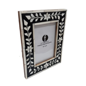 Cadre photo incrusté d'os floral à bordure blanche en résine noire et blanche faite à la main en Inde - Product Image 1