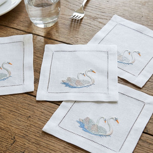 Serviette de cocktail carrée personnalisée en coton brodé avec motif cygne pour couple, 6x6 pouces, réutilisable, avec ourlet festonné, pour bar à domicile et événements - Product Image 1