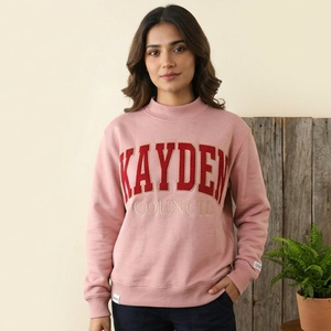 เสื้อสเวตเชิ้ตคอกลมสีชมพูสำหรับผู้หญิง Kayden เสื้อสเวตเตอร์คอเต่าแบบกำหนดเองสำหรับชมรมนักเรียนหญิง ชมรมนักเรียนชาย องค์กรกรีก วิทยาลัย วาร์ซิตี้ - Product Image 1