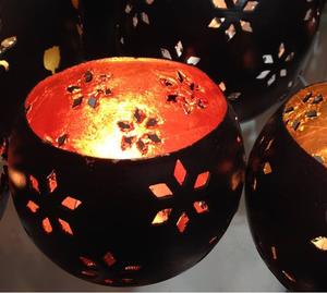 Porte-bougie en fer au design unique, pot à bougie noir à finition martelée pour la décoration de la maison, Noël, écologique, luxueux et unique - Product Image 2