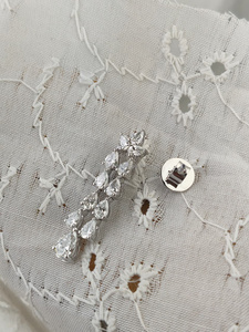 ต่างหูเพชรทรงลูกแพร์ในทองคำขาว ดีไซน์ทันสมัย เปล่งประกายเรียบหรู สง่างาม และมีเสน่ห์หรูหราแบบเรียบง่ายสำหรับทุกวัน - Product Image 2