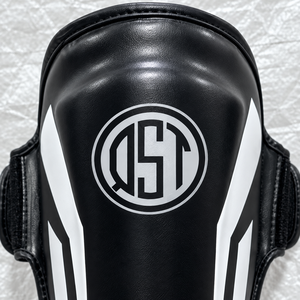 Espinilleras QST de Piel Sintética para Boxeo, Muay Thai y MMA, Ligeras, para Adultos, en Blanco y Negro - Product Image 6