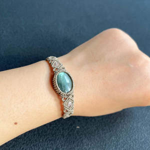 Pulsera Artesanal de Macramé con Labradorita, Joyería Boho con Piedras Preciosas Curativas - Product Image 3