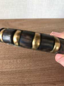 Bracelet moderne en laiton poli plaqué or, artisanat métallique de style tribal fusion, fait main, avec travail traditionnel en os et résine, tendance - Product Image 2