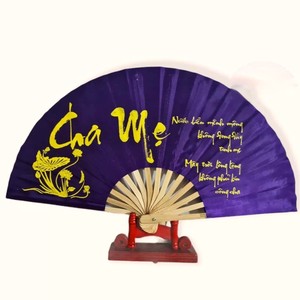 Éventail pliant en bambou, design et logo personnalisés, haute qualité, portable, en soie. - Product Image 1