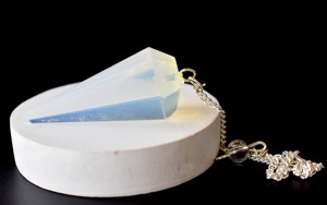 Pendules facettés sculptés en opale blanche de haute qualité pour la radiesthésie, le Reiki, la guérison et l'équilibrage des chakras - Product Image 2