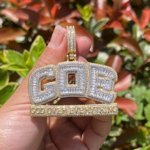 Pendentif Couronne avec Incrustation de Moissanite Plaqué Or 22 carats Charme Hiphop Unisexe - Product Image 1